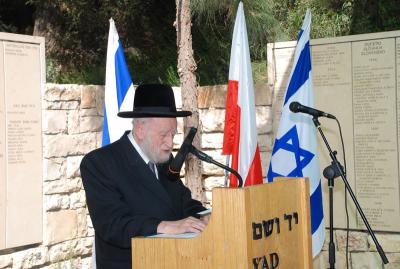 Rabbi Meyer Lamet speaking at the ceremony honoring Stanislaw and Jadwiga Schultz